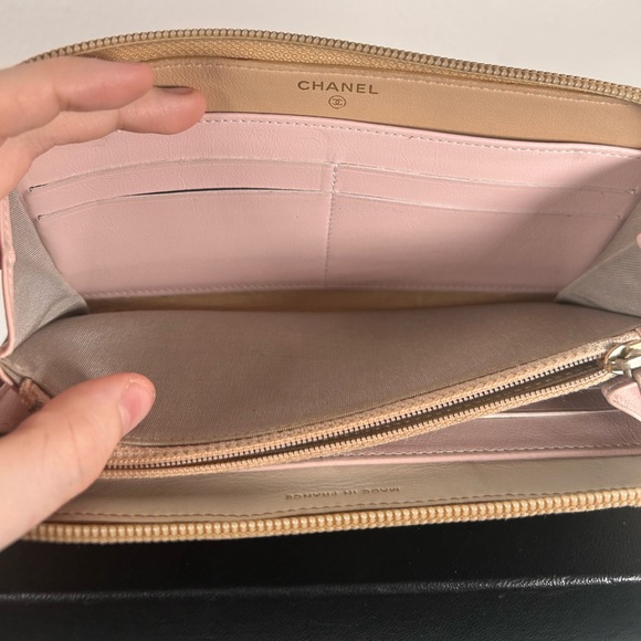 Authentic gold Chanel matelasse zippy wallet - Picture 4 of 9